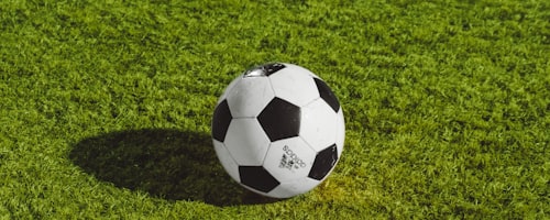 欧冠半决赛激烈对抗瞬间 - 球员争抢头球